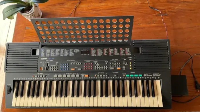 Teclado Yamaha PSR-85, modelo Clássico e muito querido lançado na década de 1990.