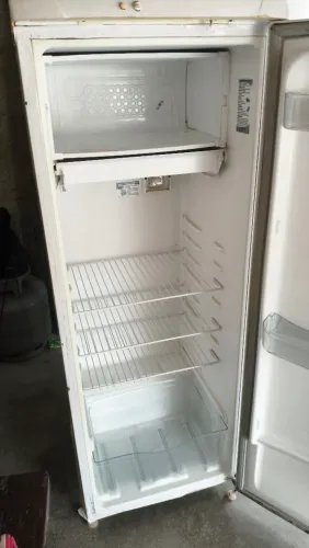 Vendo geladeira pequena, funcionando perfeitamente, e congelando