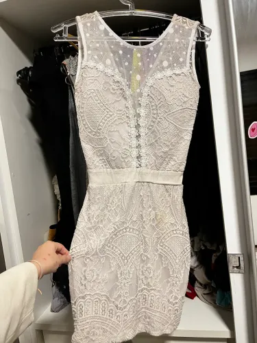 Vestido de festa mídi ou curto branco de renda vai até os joelhos excelente para noivas