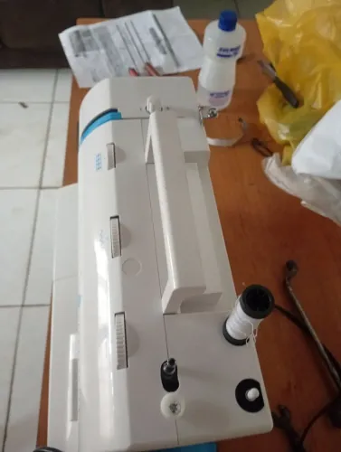 Vendo máquina de costura Elgin plus