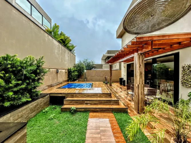 Casa sobrado de 301m² com 03 suítes para locação e venda em condomínio - Vila do Golf