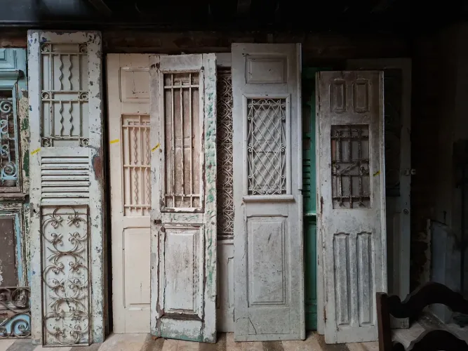 Porta antiga com gradezinha