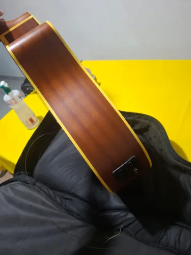 Violão strinberg quebrado