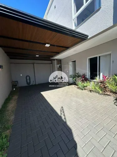 Sobrado à venda no Bairro Alto Alegre em Cascavel/PR com suíte e cozinha planejada