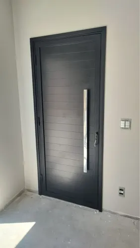 Porta Pivotante em Alumínio Preto com Vidro - Sob Medida