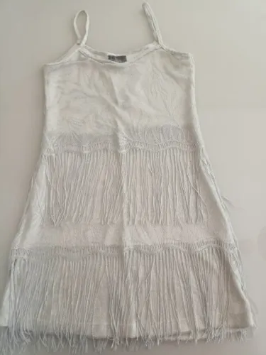 Vestido feminino com franjas e alça fina