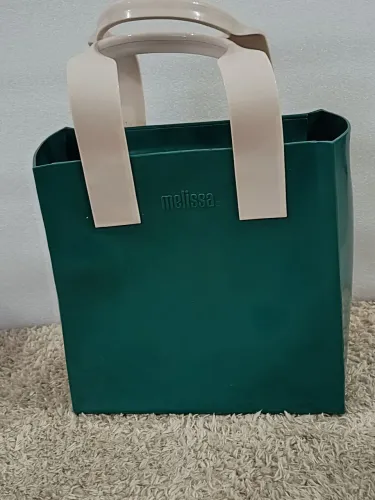 Bolsa MELISSA ORIGINAL na cor verde, com alça transversal ajustável.