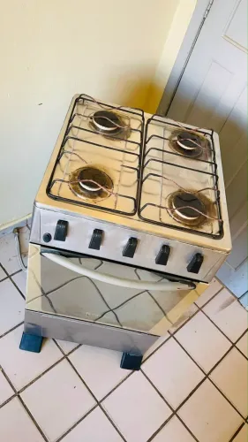 Fogão Atlas, 4 bocas e forno, ambos funcionando bem