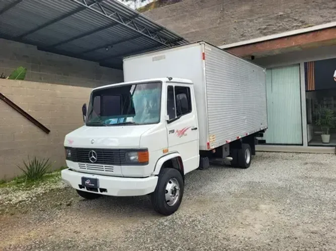 Caminhão MB 710 baú ano 2005 novinha