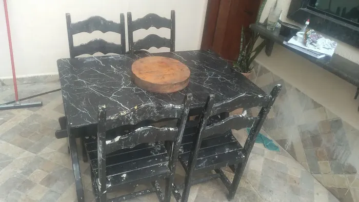Mesa com 4 cadeiras de madeira com tampo de pedra
