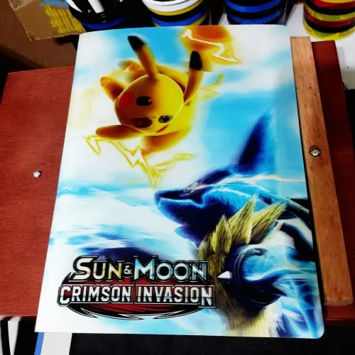 Álbum com 360 cartas pokémon novas