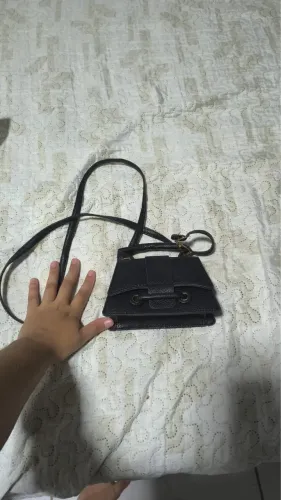 Bolsinha preta pequena de mão e ombro