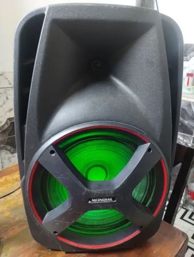 Caixa de som grande