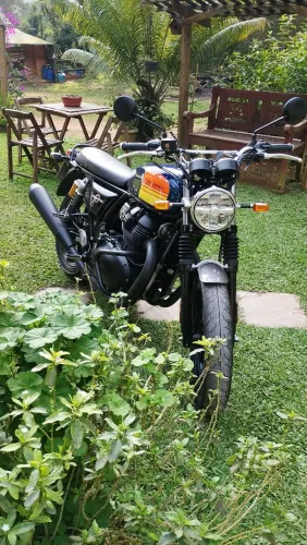 Moto impecável