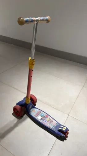 Patinete Infantil com luzes nas rodas.