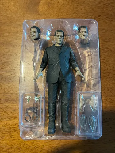 Boneco Frankenstein Color Neca