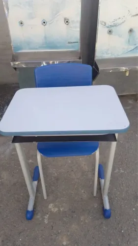 Conjunto escolar de mesas e cadeiras