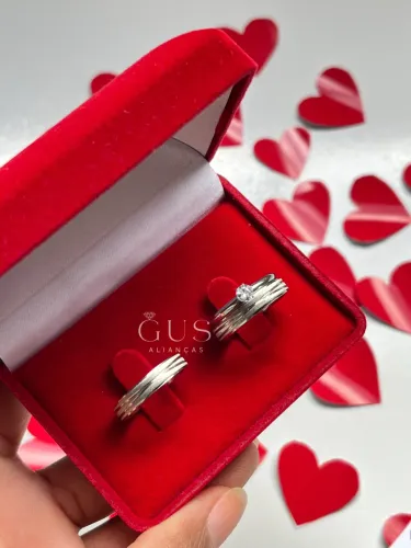 Par de Alianças Mod.Escovado Linha X 4mm + Solitária. Namoro, Compromisso, Casamento