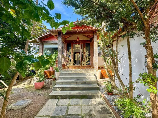 Casa em estilo buziano com 2 Kitnetes e excelente potencial de rentabilidade Arpoador, Ar
