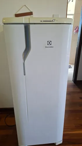 GELADEIRA ELECTROLUX RE31 240 LITROS
