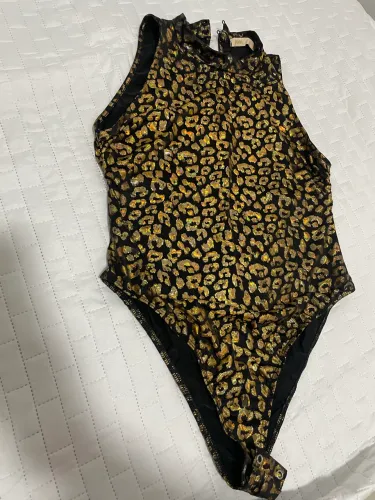 Vendo um colante preto com dourado