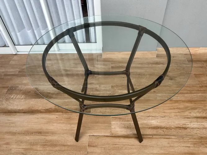 Vendo mesa de alumínio com tampo de vidro com 4 cadeiras