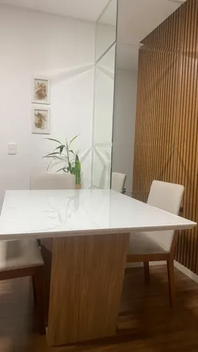 Mesa de jantar com tampo de vidro branco