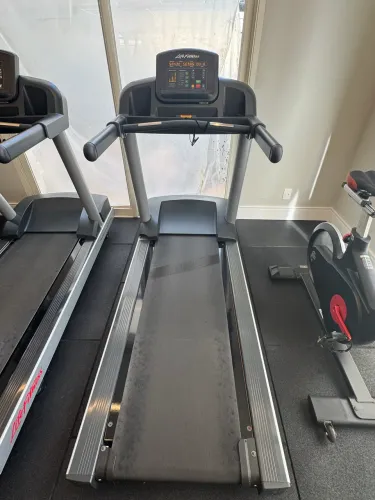Esteira Life Fitness