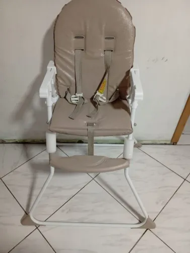 Cadeirinha de alimentação em ótimo estado