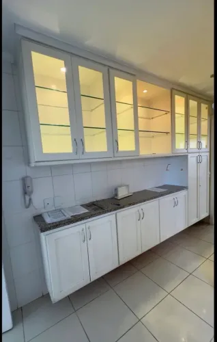 Armário de cozinha planejado com iluminação