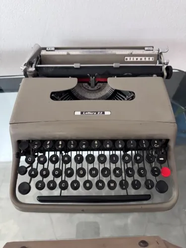 Máquina de escrever Olivetti