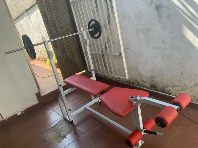 Máquina de musculação + barra e 2 anilhas. De 10kg