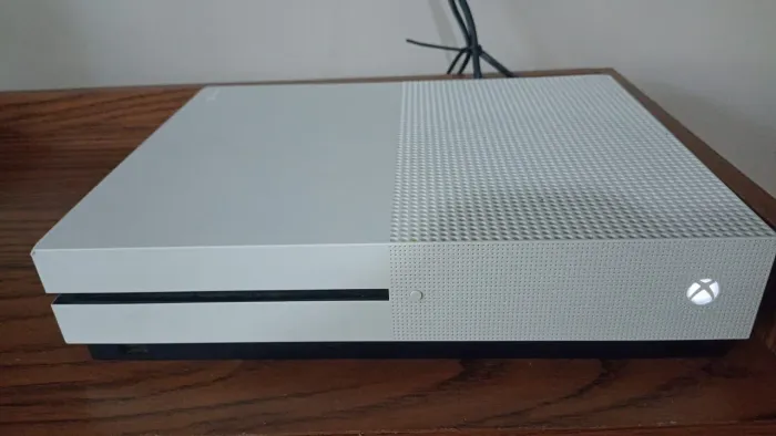 Xbox one S 1tb dois controles e kinect