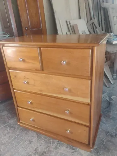 Vendo uma cômoda de madeira