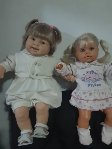 Duas lindas bebês uma cotiplas e uma falca antigas 