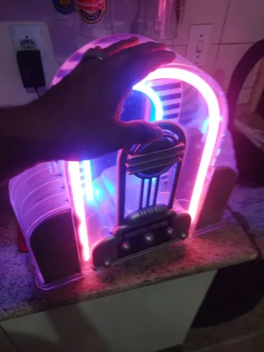 Rádio vintage com neon AM/FM funcionando perfeitamente.