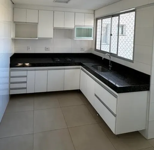 Cozinha planejada moderna em MDF branco + módulos superiores e inferiores