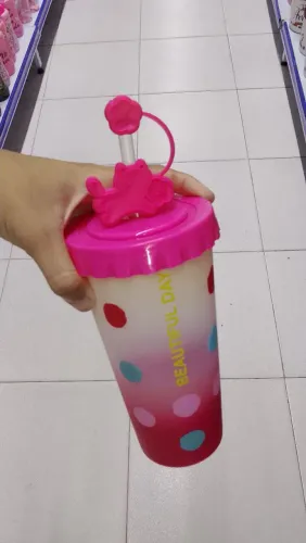 Copos infantis e variação de brinquedos.