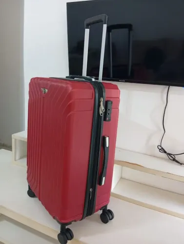 Mala marca Santino, tamanho M, capacidade 23kilos , expansiva , divisórias