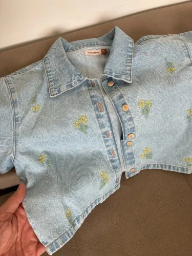 Camisa Cropped Jeans Carinhoso com Bordados - Nova (Tam 12)