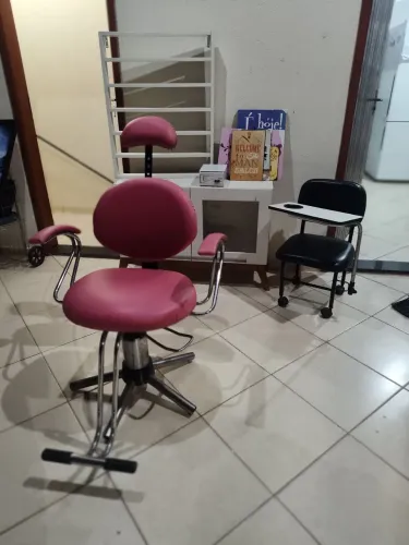 Cadeira de cabeleireira, cadeira de manicure, armário, expositor de esmaltes...