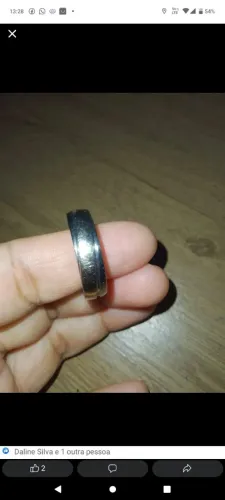 Estou vendendo uma aliança de número 21, masculina, ela é misturada, ouro com prata