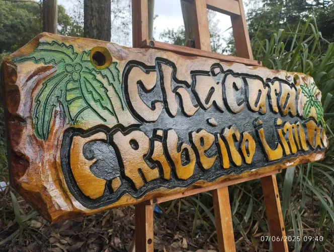 Placa Entalhada de Madeira maciça - Chácaras Sítios Fazendas chalés Restaurantes 