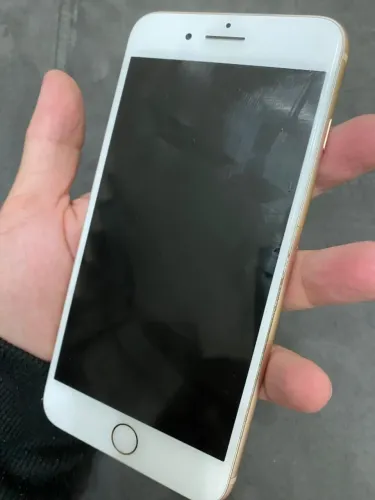 Celular Iphone 8 Plus , dourado em excelente estado de conservação, nenhum risco,