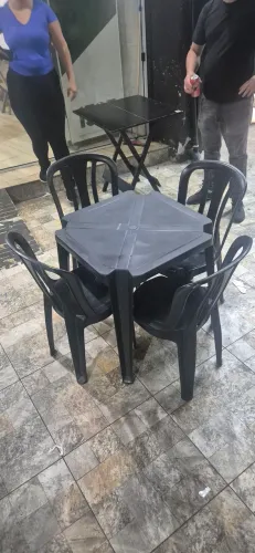 Mesa com 4 cadeiras bar .