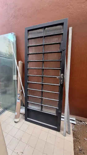 Porta de ferro com vidro canelado - sem batente