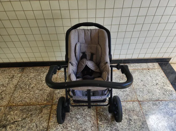 Carrinho de bebê cosco com bebê conforto