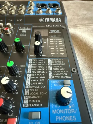 Mesa de Som Analógica Yamaha MG10XU - 10 Canais