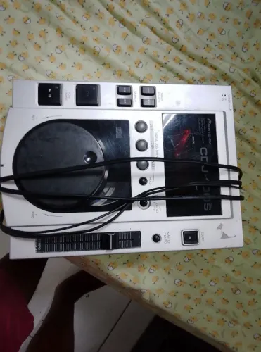Um passador pony e de DJ