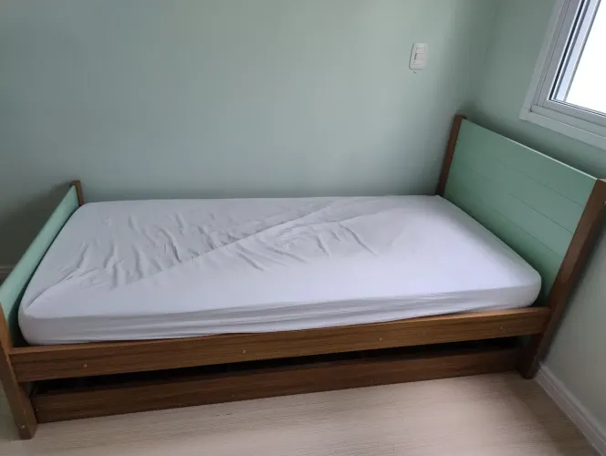 Cama com cama auxiliar